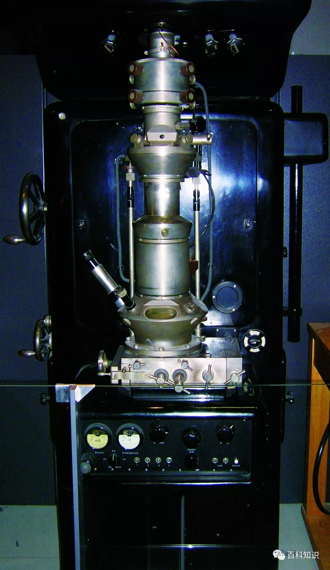 斯特·鲁斯卡和马克斯·克诺尔在1931年研制出了第一台透射电子显微镜